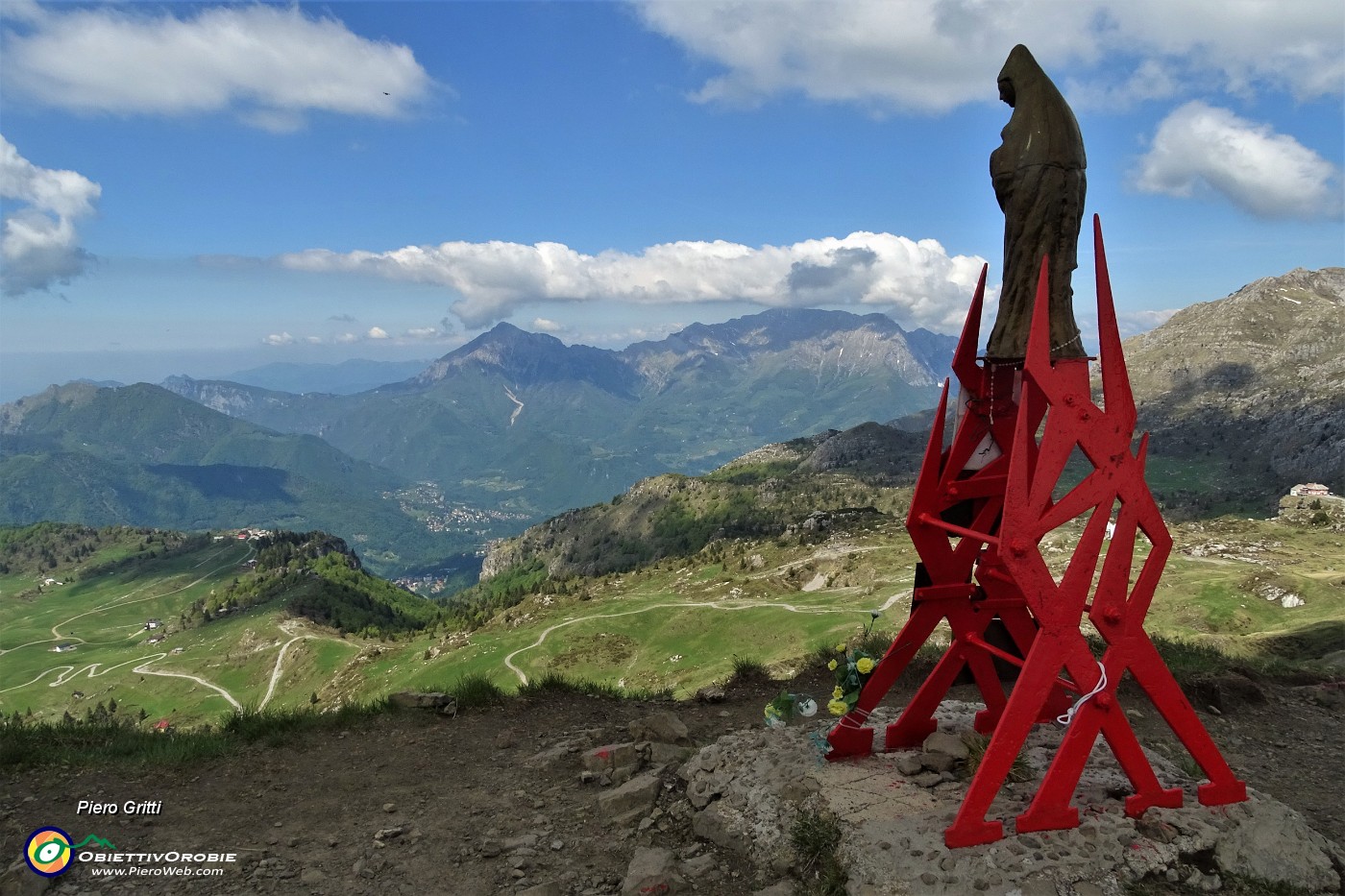 52 Vista dalla Madonnina di vetta del Sodadura verso le Grigne.JPG